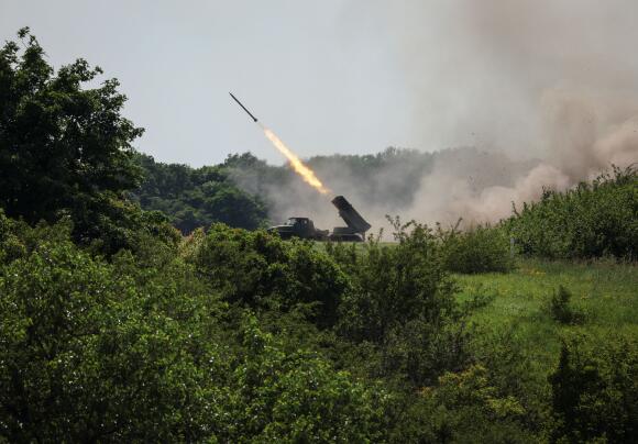 Des militaires ukrainiens tirent un missile, près de la ville de Lyssytchansk, dans la région de Louhansk, dimanche 12 juin 2022.