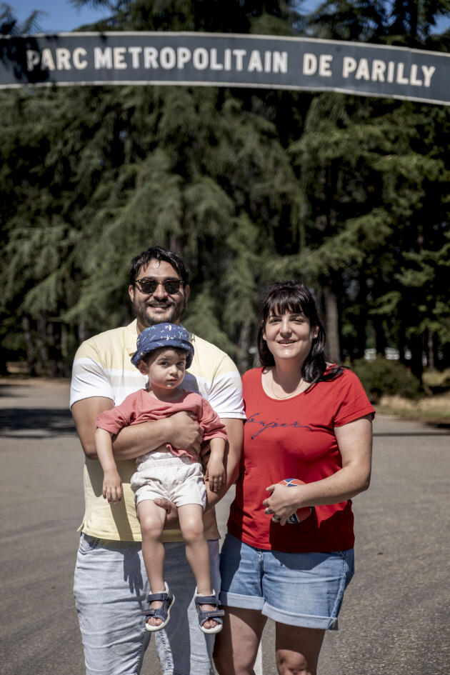 Dimitri et Alexandra, 32 ans, et leur fils Gabriel, au parc de Parilly, à Bron (Rhône), le 12 juin 2022.