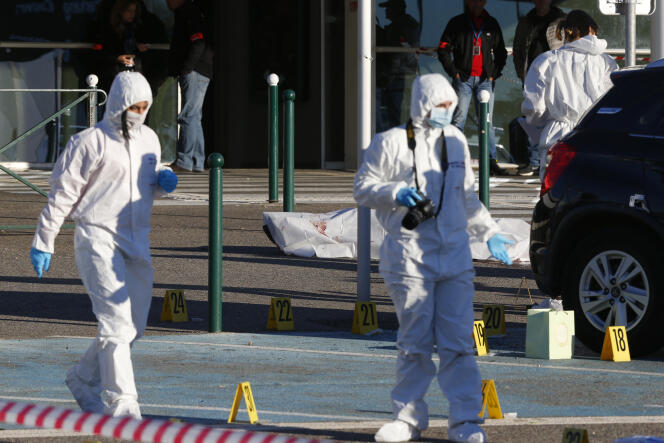 La police scientifique sur les lieux du double assassinat de deux figures du grand banditisme corse, devant l’aéroport de Bastia, le 5 décembre 2017.