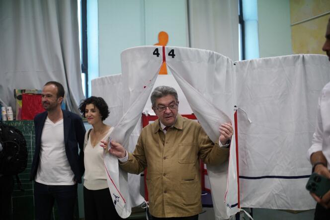 Vote de Jean-Luc Mélenchon, le 12 juin, dans la 4e circonscription de Marseille. Il est accompagné de Manuel Bompard, qui se présente à sa place dans cette circonscription.