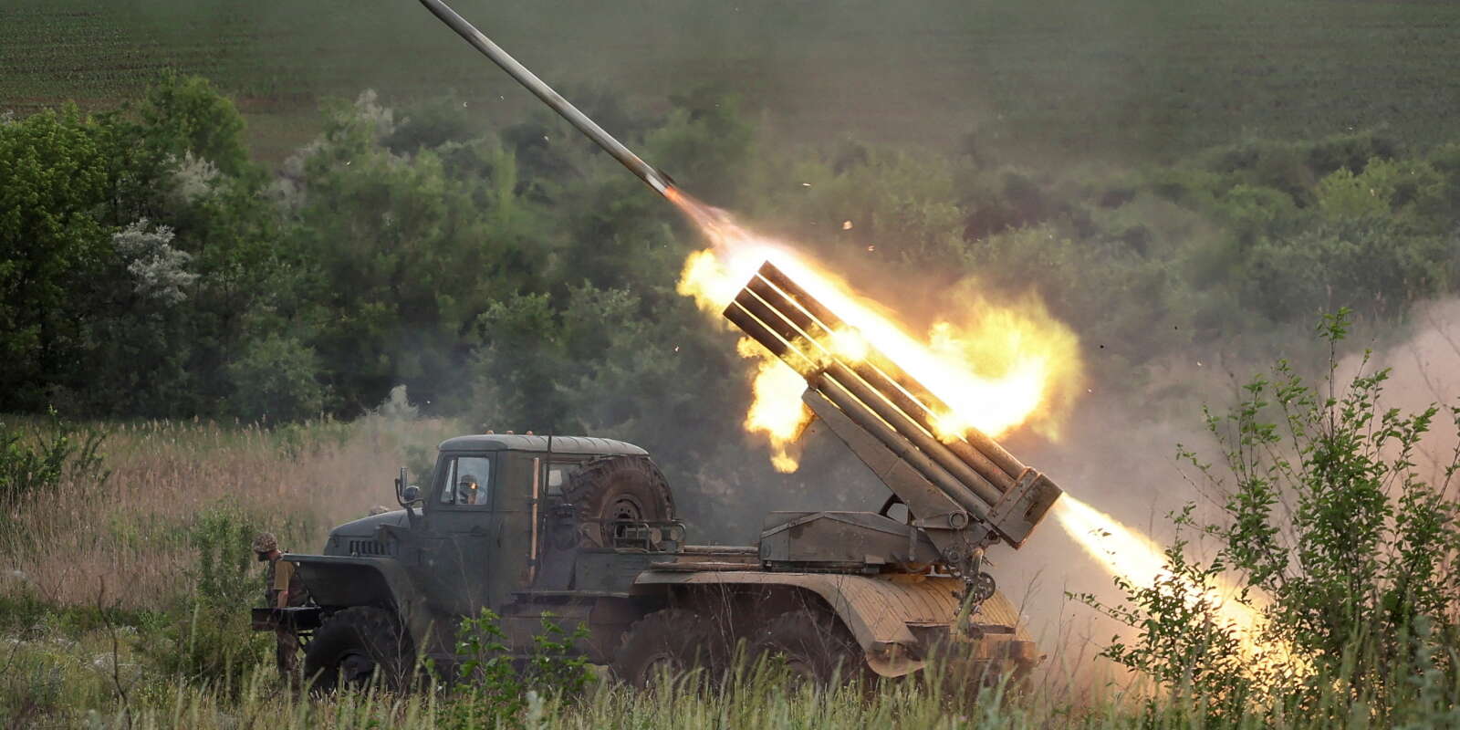 Des militaires ukrainiens tirent un missile, près de la ville de Bakhmout, dans la région de Donetsk, dimanche 12 juin 2022. 