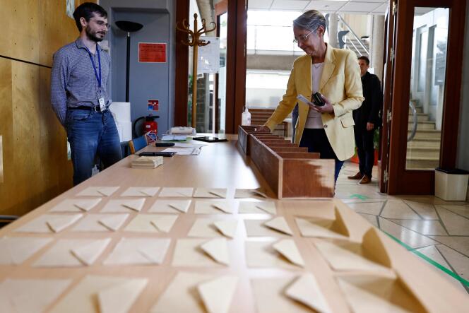 Elisabeth Borne s’est rendue dans un bureau de vote du Calvados, le 12 juin 2022, pour voter aux élections législatives.