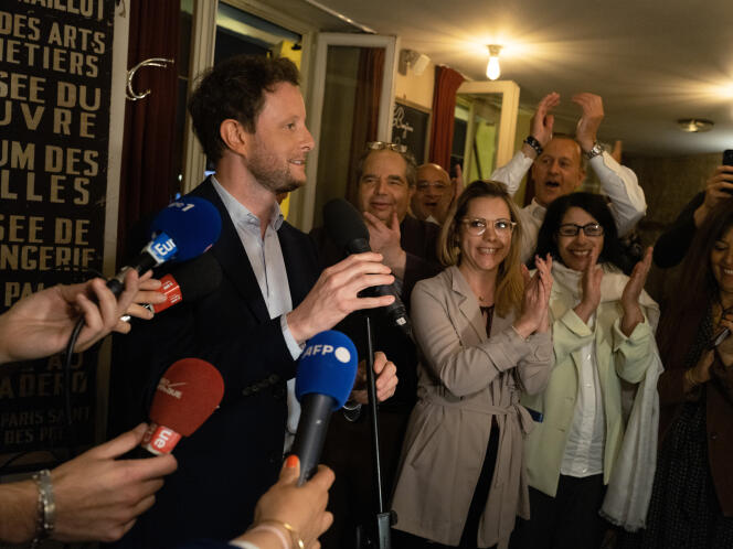Clément Beaune celebrates, surrounded by LRM activists, the results of the first round of the legislative elections, at the Milou café, Paris, June 12, 2022.