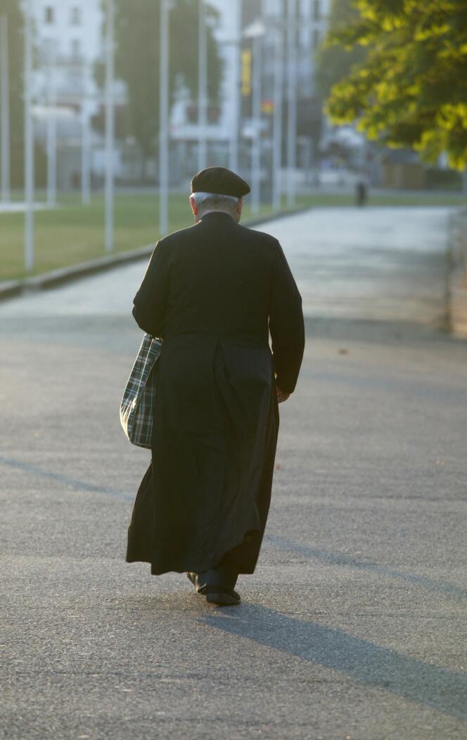 En fonction des événements et des publics, les jeunes prêtres choisissent avec soin de porter le clergyman, des habits civils ou la soutane (Photo : A Lourdes).