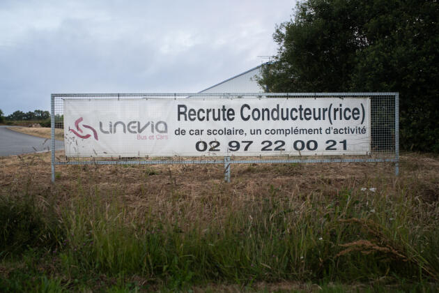 Un annonce de recrutement devant le site de la compagnie de transport Linévia à Malestroit (Morbihan), le 9 juin 2022.