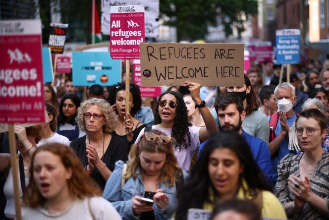 Des manifestants devant le ministère de l’intérieur contre les projets du gouvernement britannique d’expulser les demandeurs d’asile vers le Rwanda, à Londres, le 13 juin 2022. 
