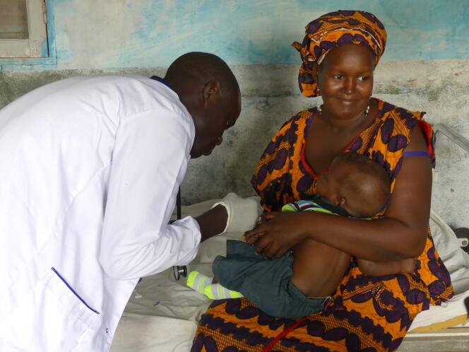 Un médecin vaccinant un jeune enfant en Afrique. 