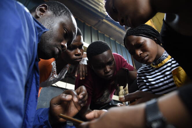 Des bénévoles apprennent comment utiliser l’application Code for Africa pour établir la cartographie numérique du bidonville de Makoko à Lagos, la capitale économique du Nigeria, le 23 octobre 2019.