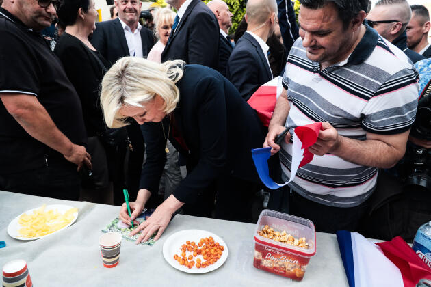 Marine Le Pen signe des autographes, lors de la soirée électorale du RN, à Hénin-Beaumont (Pas-de-Calais), le 12 juin 2022.