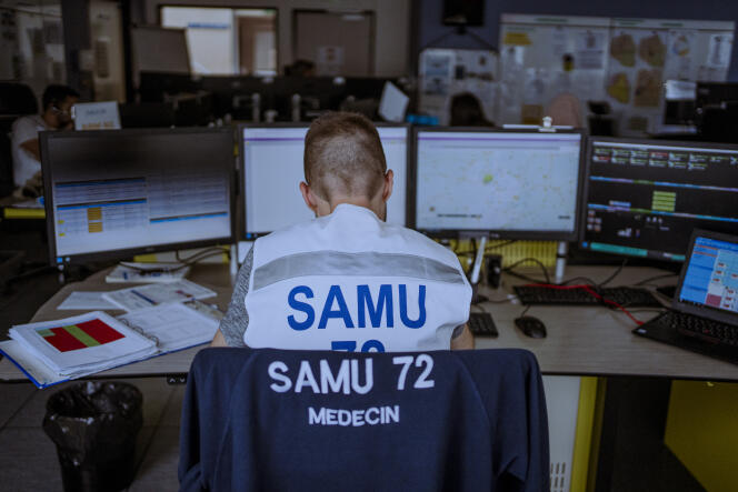 Medecin urgentiste au centre de régulation du SAMU 72, Le Mans, France, mardi 7 juin 2022. 