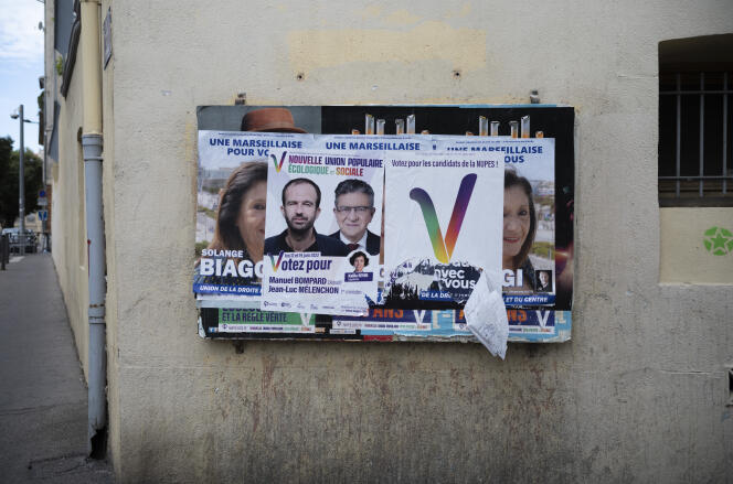 Des affiches électorales pour le premier tour des législatives, à Marseille, le 12 juin 2022.