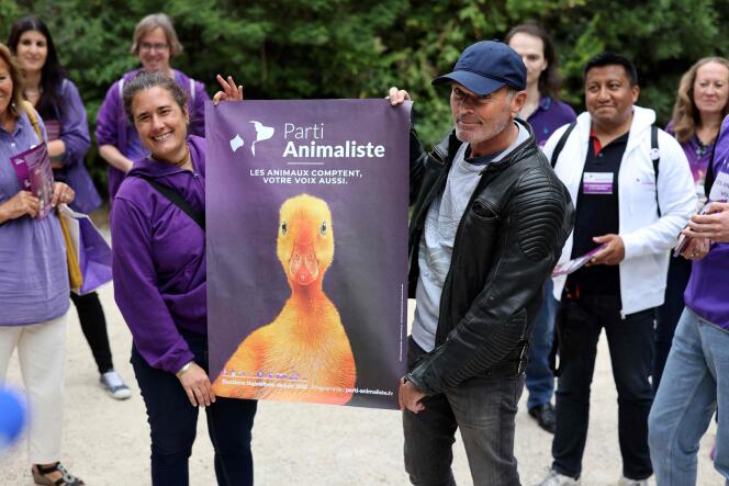 Laurent Baffie, candidat du Parti animaliste dans la 3e circonscription de Paris (à cheval sur les 17e et 18e arrondissements), fait campagne pour les élections législatives, le 25 mai 2022. 