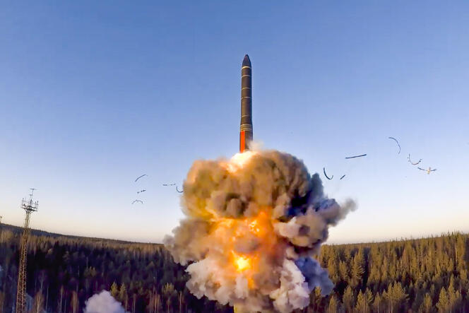 Photo d’archive fournie par le ministère de la défense russe présentant un tir de missile intercontinental à charge nucléaire.