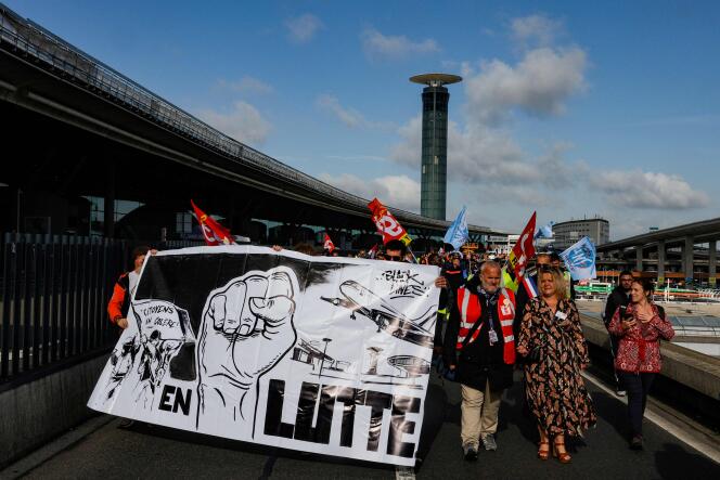 Demonstration of employees of the Paris Charles de Gaulle airport on strike in Roissy-en-France (Val-d'Oise), June 9, 2022.