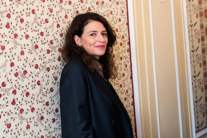 La romancière Karine Tuil pose après avoir remporté le prix Interallié, pour son livre « Les Choses humaines », à Paris, le 13 novembre 2019. 