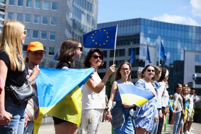 Demonstrators form a chain to show their support for Ukraine's application to join the European Union, in front of the European Commission headquarters, in Brussels, June 12, 2022.