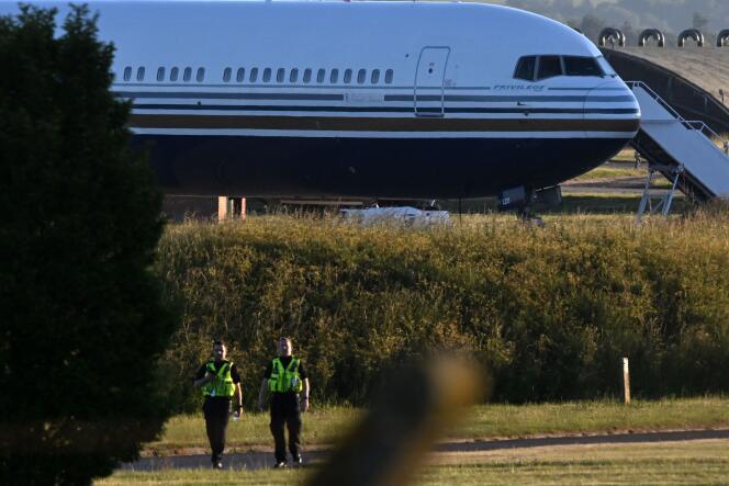 Le Boeing 767, censé expulser plusieurs dizaines de migranti vers le Rwanda, n'a jamais décollé de la base militaire d'Amesbury, au Royaume-Uni, le 14 juin 2022.