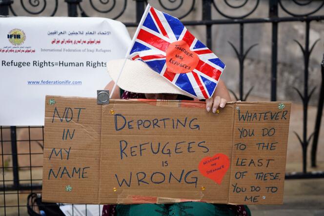 Des manifestants protestent contre le renvoi au Rwanda par avion charter de demandeurs d’asile, à Londres, le 13 juin 2022. 