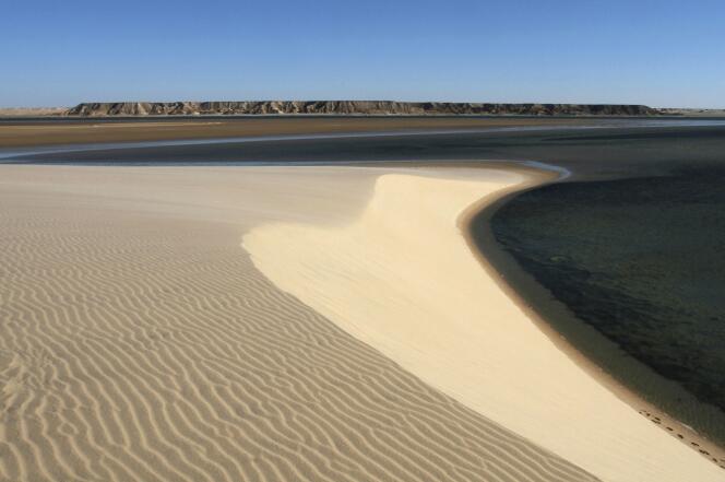 La dune blanche qui domine la rive orientale de la lagune, à Dakhla (Maroc).