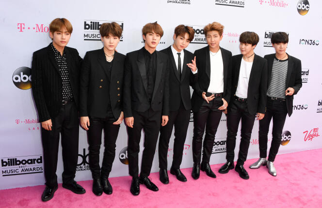 Le 21 mai 2017, le groupe de musique BTS arrive pour les Billboard Music Awards 2017 à Las Vegas.
