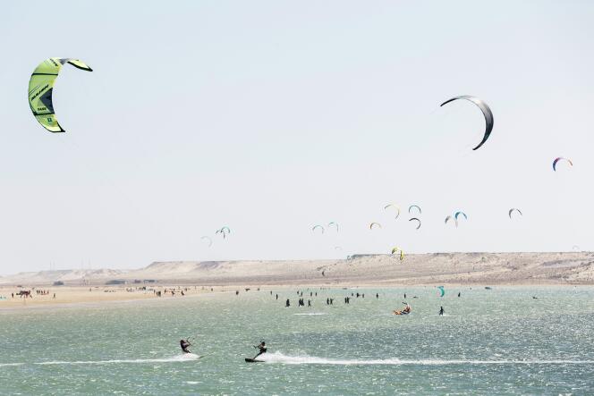 Les kitsurfeurs profitent d’un vent nord-nord-est entre 12 et 25 nœuds, à Dakhla (Maroc).