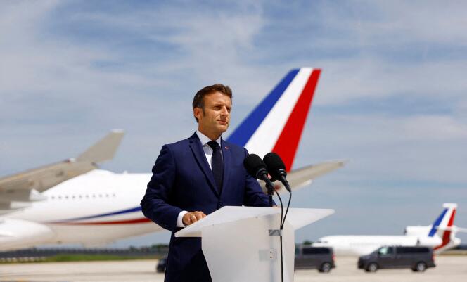 Emmanuel Macron prend la parole sur le tarmac de l’aéroport de Paris-Orly, mardi 14 juin.