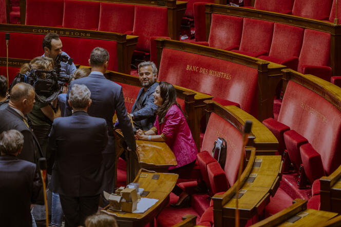 Alexis Corbière et Sophia Chikirou, deux des quatre députés Nupes élus dès le premier tour des élections législatives,  se sont rendus à l’Assemblée nationale, pour recevoir leur « kit » et leur écharpe tricolore, le 13 juin 2022.