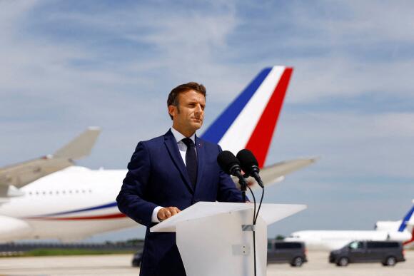 Emmanuel Macron prend la parole sur le tarmac de l’aéroport de Paris-Orly, mardi 14 juin.