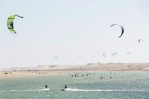 Maroc, Oued Ed-Dahab, Dakhla, vue d'un spot nautique de kite-surf dans un cadre désertique