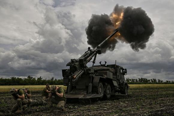 Des soldats ukrainiens font feu avec un canon français Caesar en direction des troupes russes positionnées dans le Donbass, le 15 juin 2022.