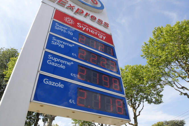 The price per liter of gas exceeds 2 euros in a gas station in Lille, June 15, 2022. 