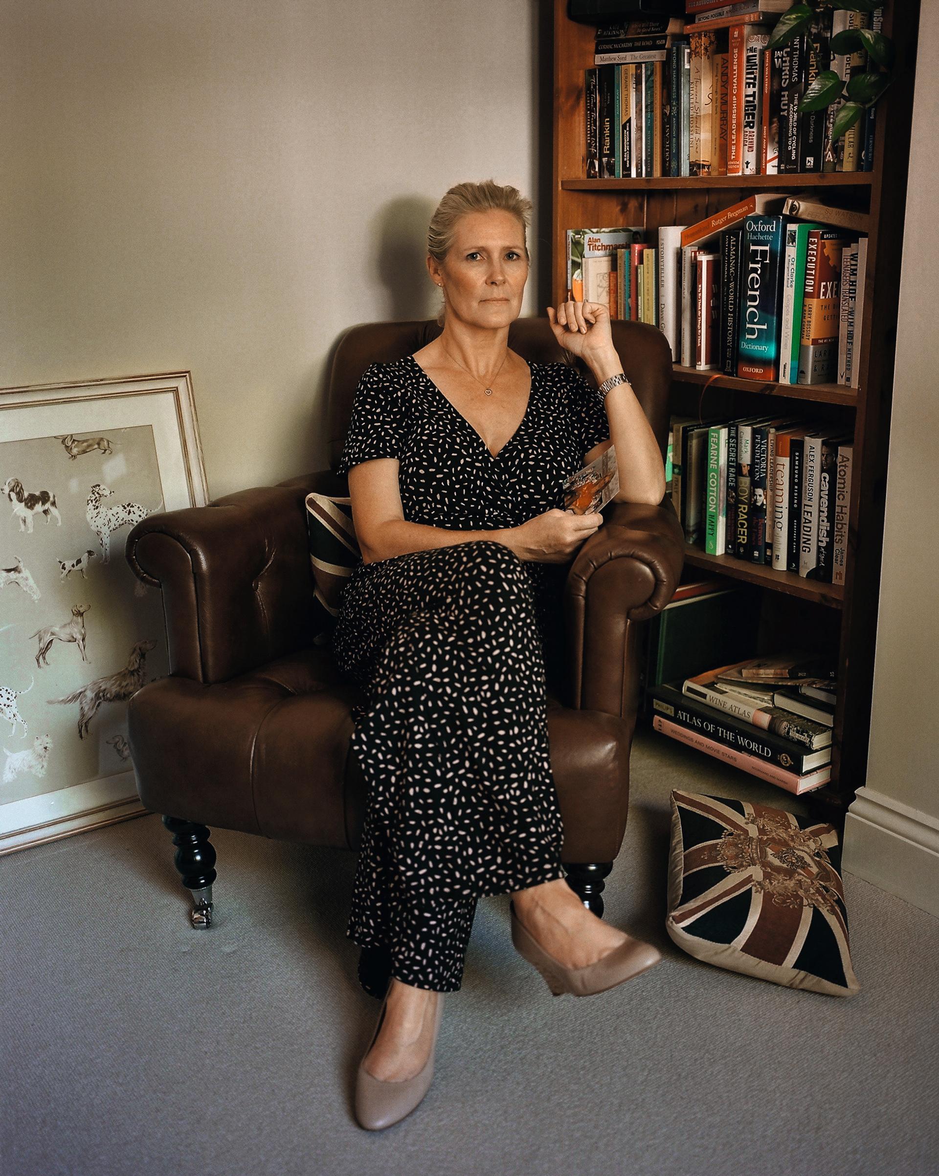 Liz Harvie, 48 ans, a été adoptée à huit semaines, en 1974 (ici, chez elle, dans le Surrey). Elle a rencontré sa mère biologique, Yvonne, en 2002.