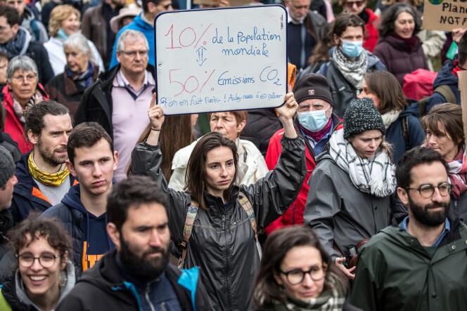 Durante una marcha para tener en cuenta la realidad del cambio climático, en París, el 12 de marzo de 2022. 