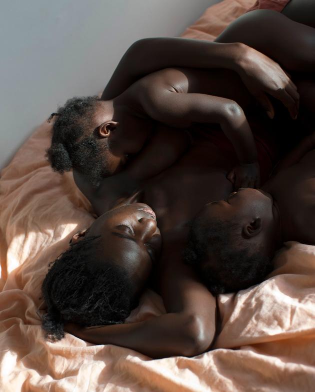 Chaneen allaite en tandem ses filles Jasmine, âgée de deux ans, et Ocean, âgée de neuf mois.