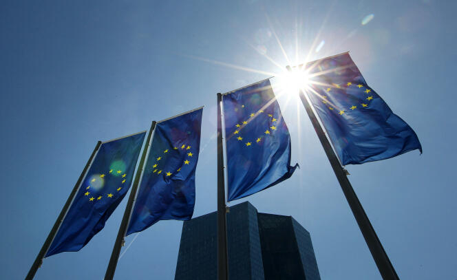 Europese vlaggen wapperen op 15 juni 2022 buiten het hoofdkantoor van de Europese Centrale Bank in Frankfurt, Duitsland.