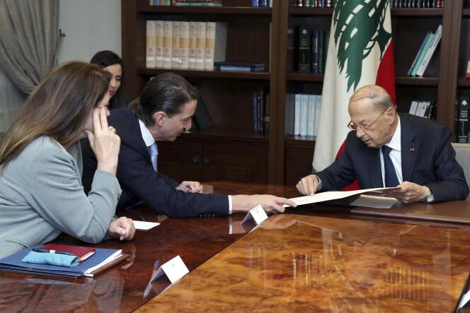 Le président libanais Michel Aoun, à droite, rencontre l’envoyé américain pour les affaires énergétiques Amos Hochstein, au centre gauche, au palais présidentiel, à Baabda, à l’est de Beyrouth, au Liban, mardi 14 juin 2022. 