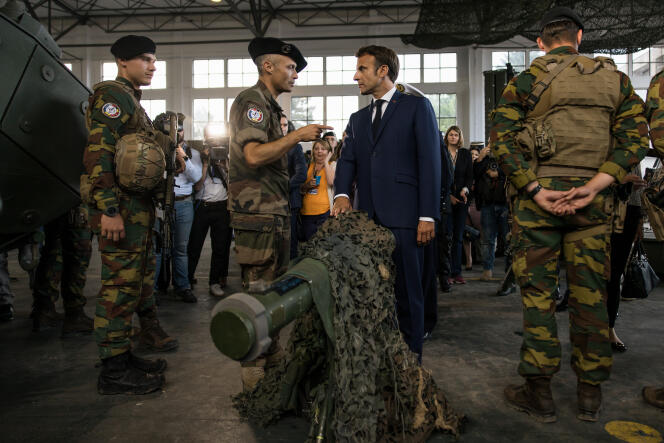 A Emmanuel Macron se le explican los diferentes tipos de armas disponibles para los soldados franceses y belgas en la base militar de la OTAN Mihail-Kogalniceanu, en Rumania, el 14 de junio de 2022. 