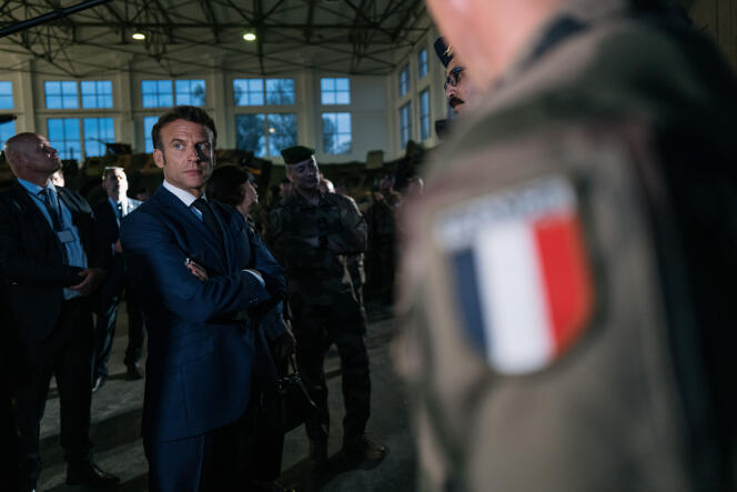 Le président Emmanuel Macron vient d’arriver sur la base militaire de l’OTAN Mihail Kogalniceanu, en Roumanie, le 14 juin 2022. 