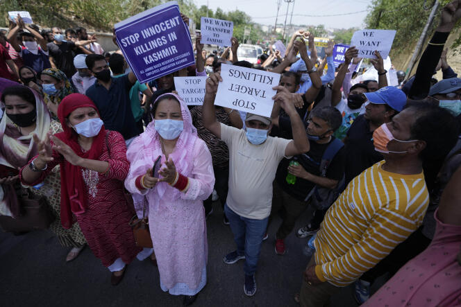 Des manifestants protestent contre le meurtre de leur collègue à Jammu-et-Cachemire, demandant au gouvernement de les déplacer vers des zones plus sûres. Le 2 juin 2022 à Jammu. 