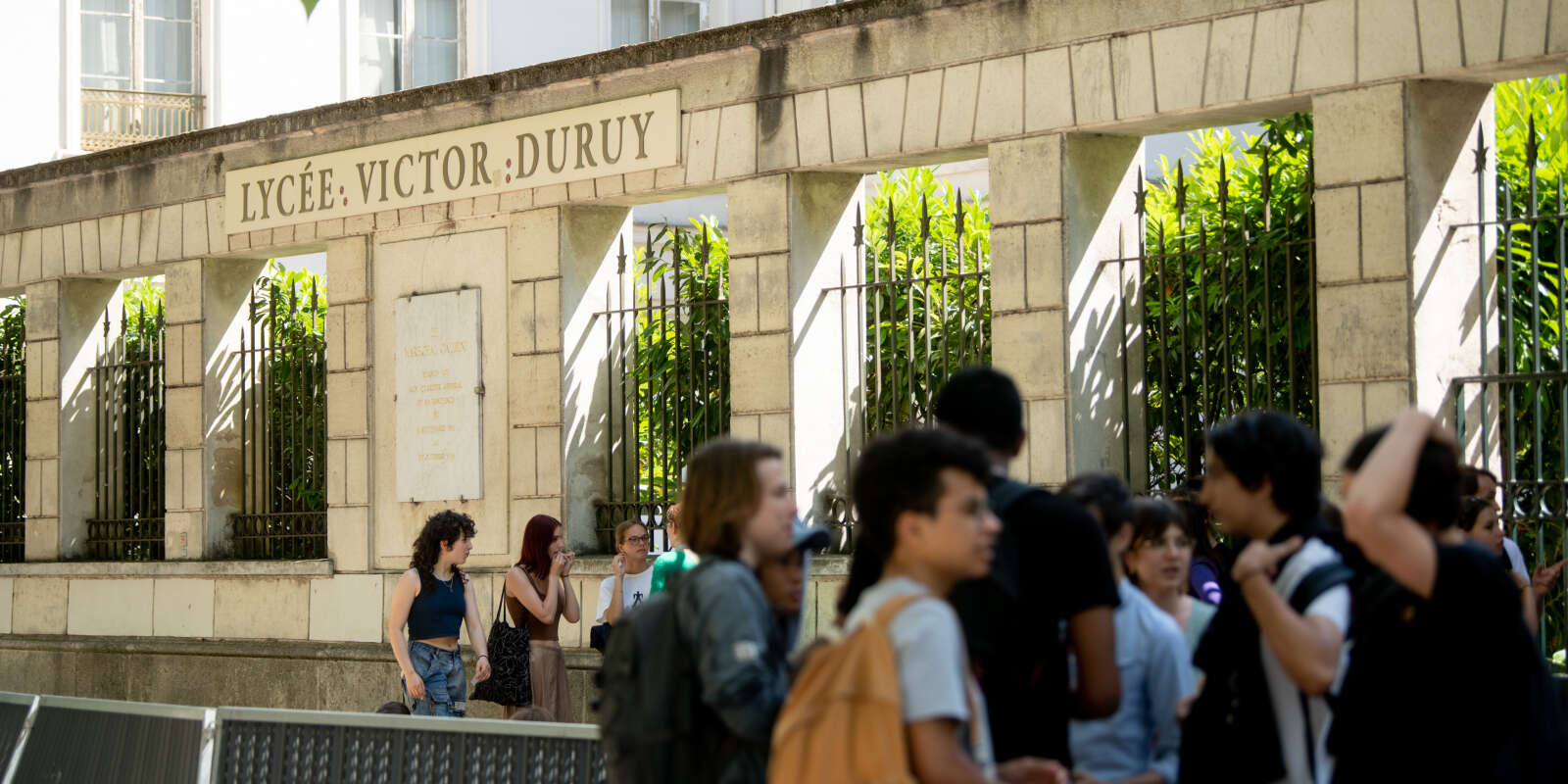 Les premiers lycéens sortent de l’épreuve de philosophie du baccalauréat devant le lycée Duruy à Paris, le 15 juin 2022.