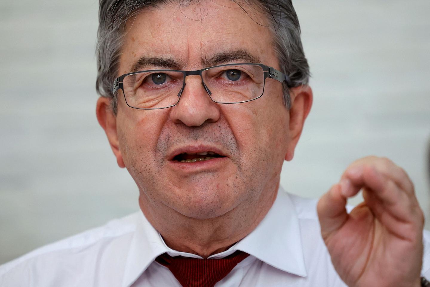 Jean-Luc Mélenchon defends his position despite criticism