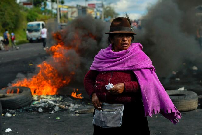 Une femme indigène rejoint les manifestants sur une barricade, à Quito, le 13 juin 2022.