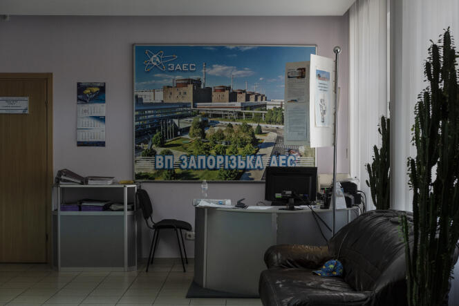 Une affiche montre la centrale nucléaire de Zaporijia, dans le bureau de l'accueil du centre d'urgence, à Zaporijia, en Ukraine, le 15 juin 2022.
