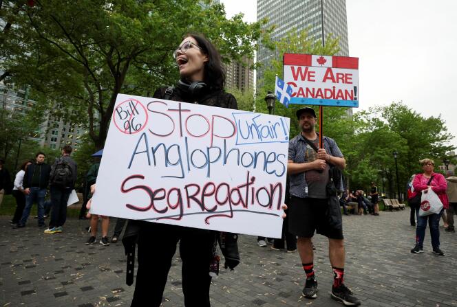 Des opposants anglophones à la loi 96 sur la langue française du Québec manifestent dans le centre-ville de Montréal, Québec, Canada, le 26 mai 2022. 