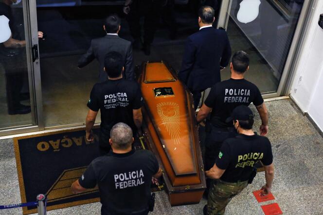 Un cercueil contenant des restes humains retrouvés lors de la recherche du journaliste britannique disparu Dom Phillips et de l’expert indigène Bruno Pereira dans la forêt amazonienne, à son arrivée au hangar de la police fédérale, à Brasilia le 16 juin 2022.