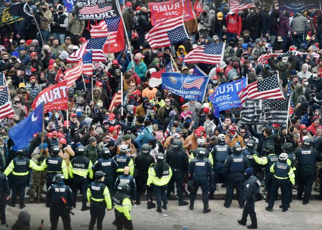 Le 6 janvier 2021, des partisans de Donald Trump ont fait face à la police et aux forces de sécurité devant le Capitole.