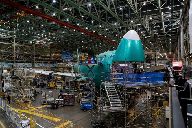 Des ouvriers assemblent l'avant-dernier Boeing 747 dans l'usine d'Everett (Etats-Unis), il 15 giugno 2022.