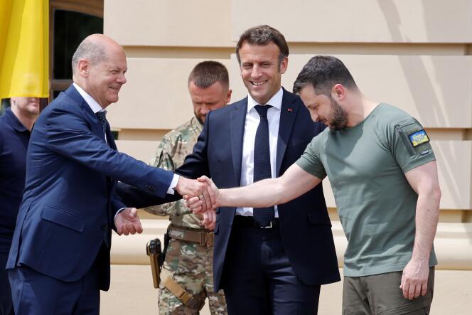 Ukrainian President Volodymyr Zelensky hakes hands with Germany's Chancellor Olaf Scholz next to France's President Emmanuel Macron prior to their meeting in Kyiv, on June 16, 2022. 