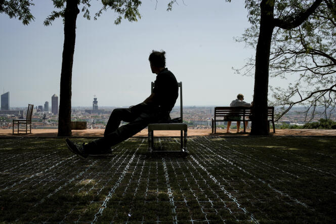 Un homme s’abrite à l’ombre d’un arbre pendant une vague de chaleur à Lyon, dans le centre de la France, jeudi 16 juin 2022. 