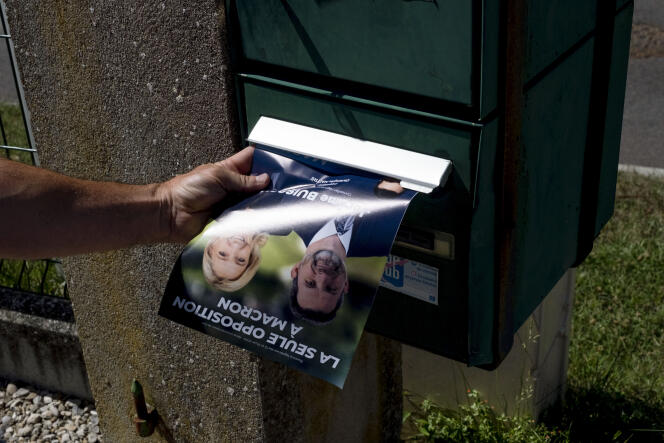 Jérôme Buisson, candidat RN de la 4e ciconscription de l'Ain aux élections législatives distribue ses tracts de campagne dans les boîtes aux lettres du village de Marlieux, le 14 juin 2022.